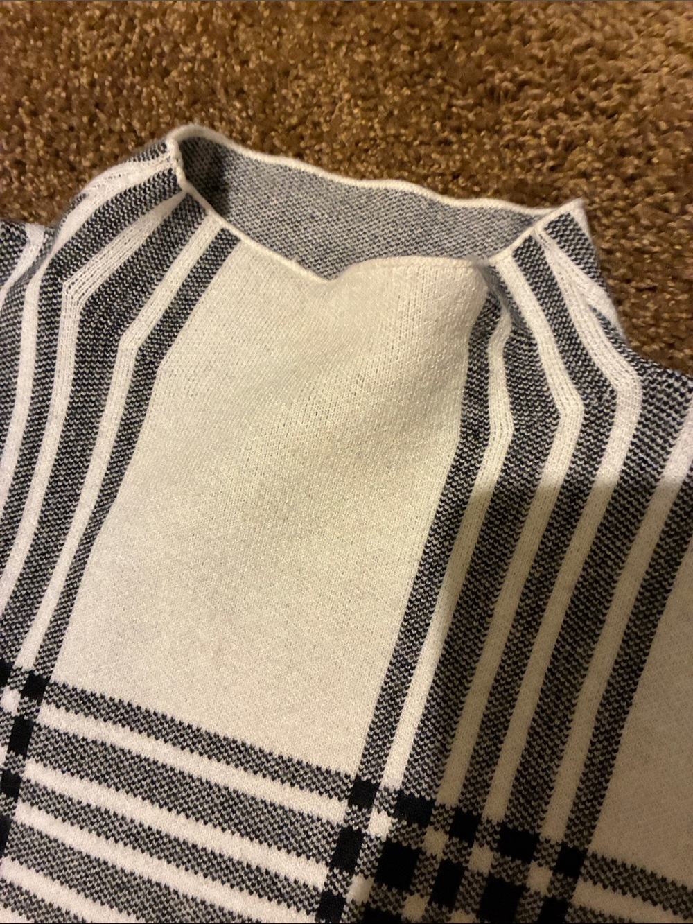 TAHARI. Size M. White and Black Plaid Turtleneck Sweater. CUTE! EUC - Picture 3 of 6